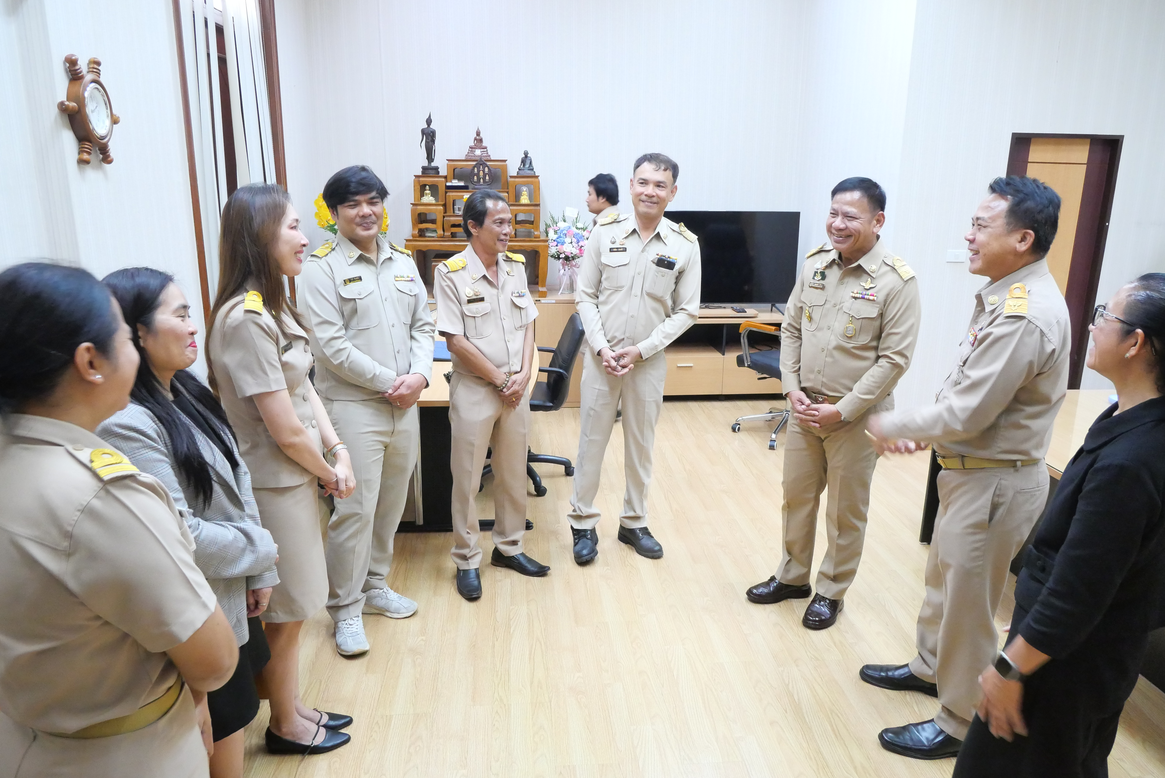 title - คณะผู้ตรวจราชการกรม ผู้อำนวยการสำนัก/กอง/ศูนย์/กลุ่ม ข้าราชการและเจ้าหน้าที่ ร่วมแสดงความยินดีแด่ รองเลขาธิการ ส.ป.ก. เนื่องในโอกาสเข้ารับตำแหน่งใหม่ 